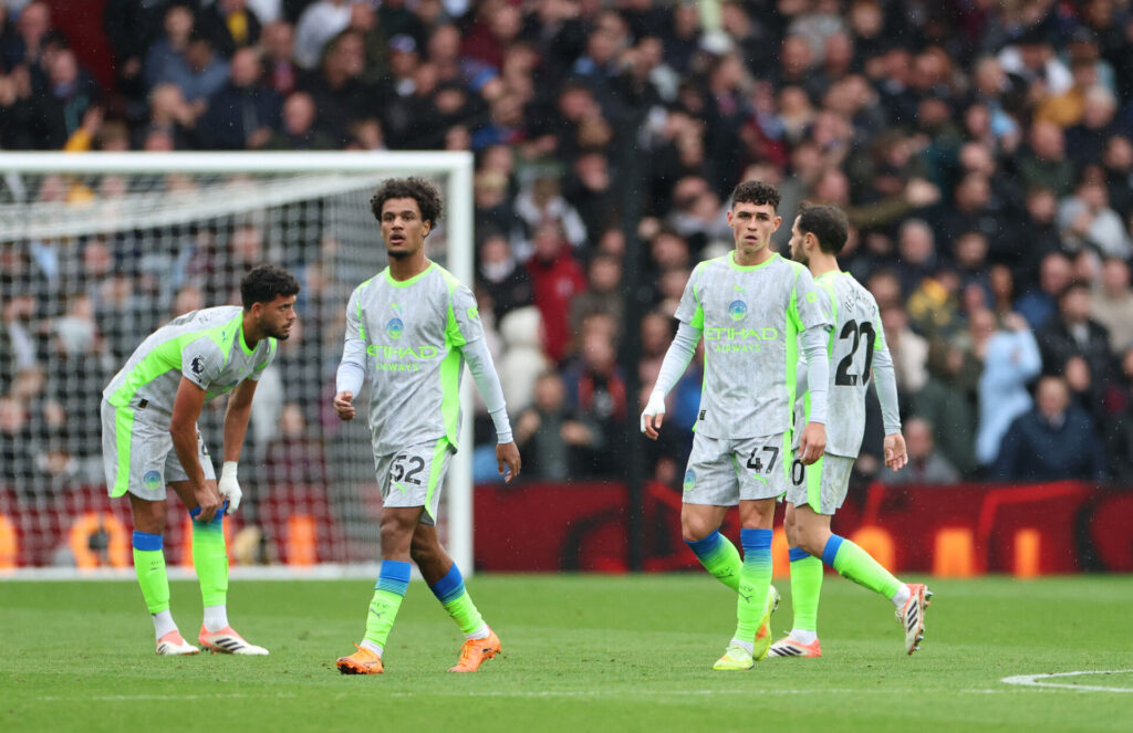 Oscar Bobb og Phil Foden i aktion for Manchester City.