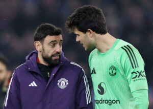 Bruno Fernandes og Senne Lammens efter søndagens nederlag til Aston Villa.