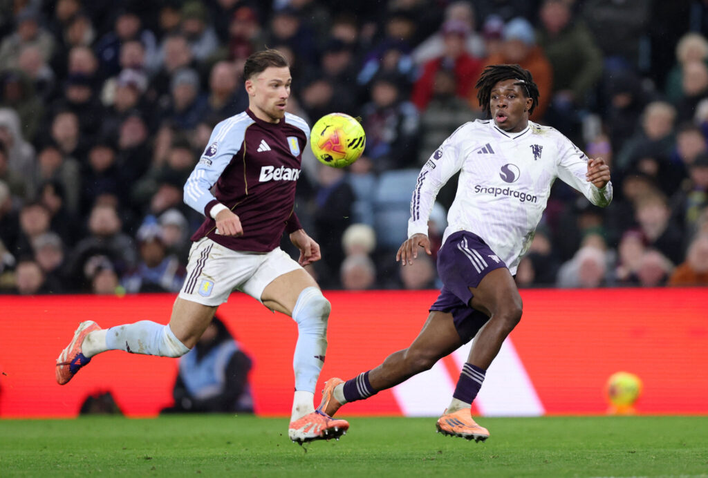 Patrick Dorgu i aktion for United søndag aften mod Aston Villa.