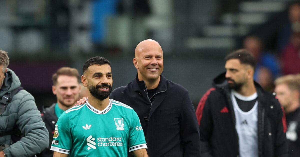 Slot tager snak med Salah: Kan blive afgørende for fremtiden Foto: Scott Heppell EDITORIAL USE ONLY.NO USE WITH UNAUTHORIZED AUDIO, VIDEO, DATA, FIXTURE LISTS, CLUB/REUTERS