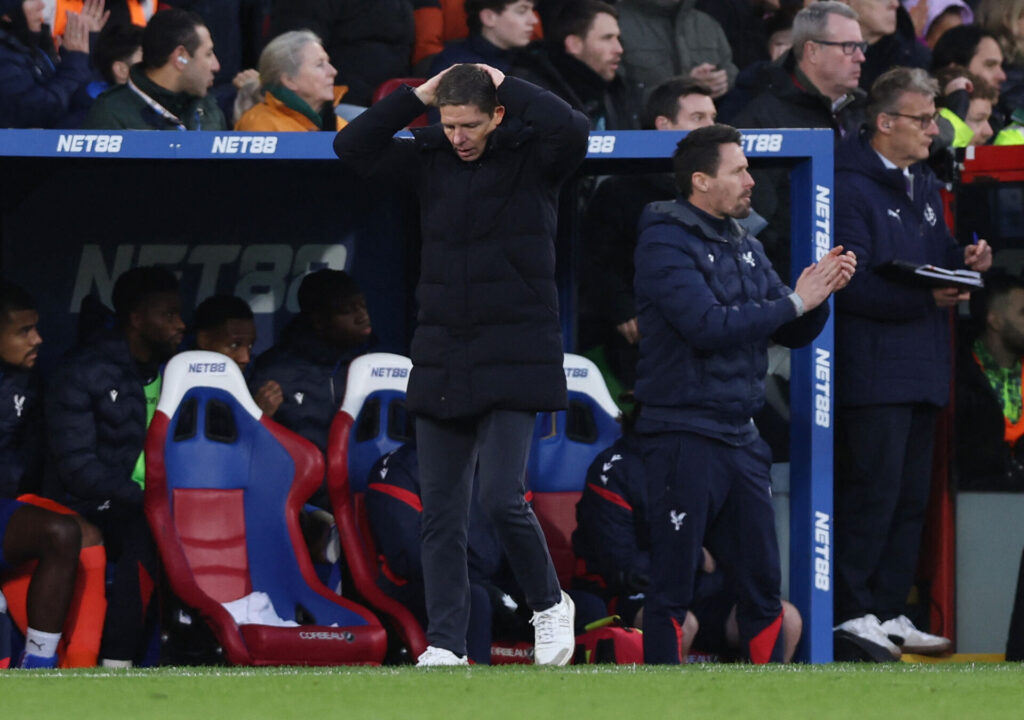 Oliver Glasner har hænderne bag hovedet.