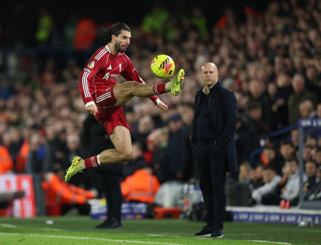 Dominik Szoboszlai tager bolden ned.