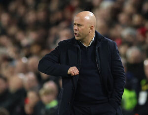 Arne Slot gestikulerer med albuen.