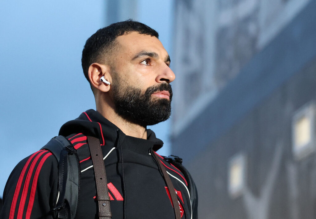 Mohamed Salah kigger ud i luften.