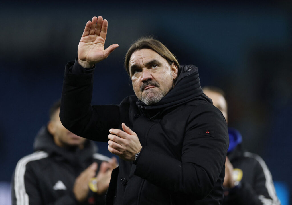 Daniel Farke har armen op i luften.