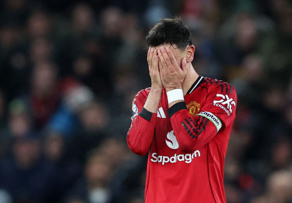 Bruno Fernandes har sit ansigt begravet i hænderne.