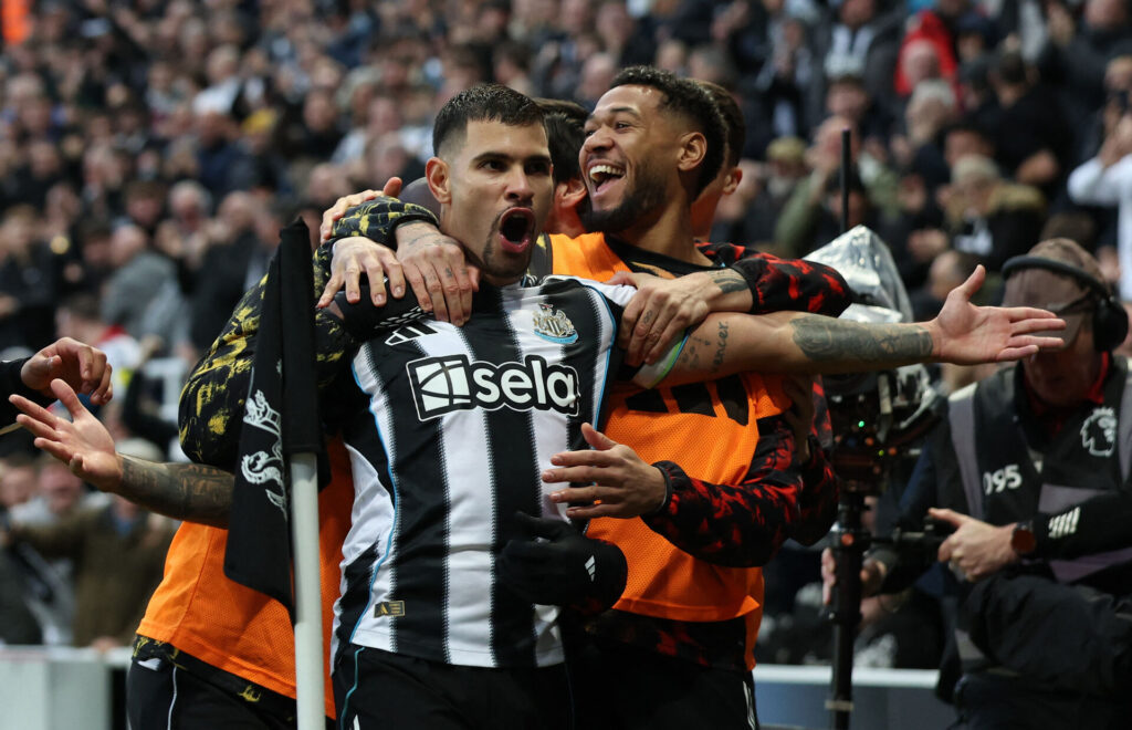 Bruno Guimaraes fejrer et mål for Newcastle.