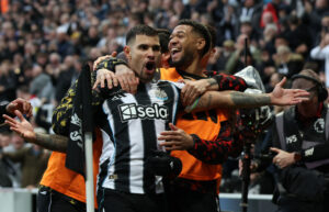 Bruno Guimaraes fejrer et mål for Newcastle.