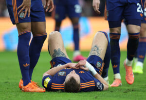 Dan Burn i græsest med smerter.