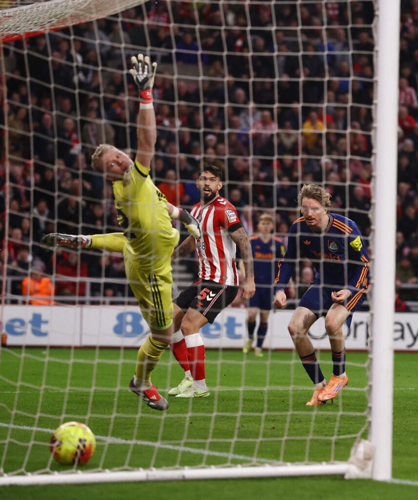 Ramsdal strækker sig efter bolden.