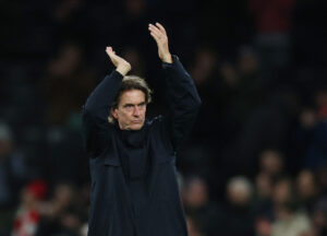 Thomas Frank klapper i hænderne.