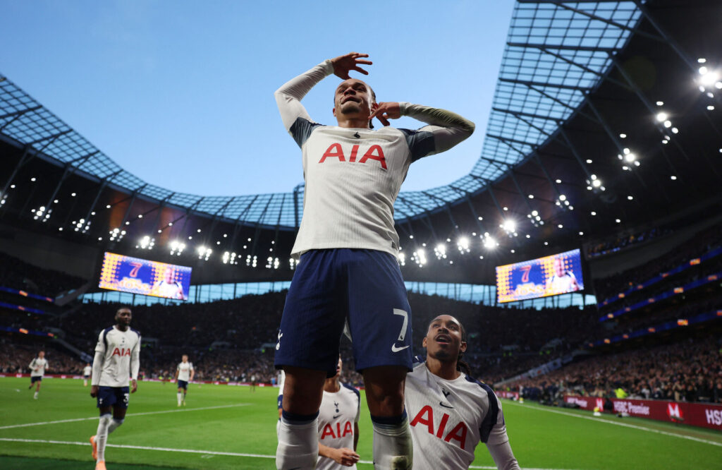 Xavi Simons fejrer et mål for Totteham.