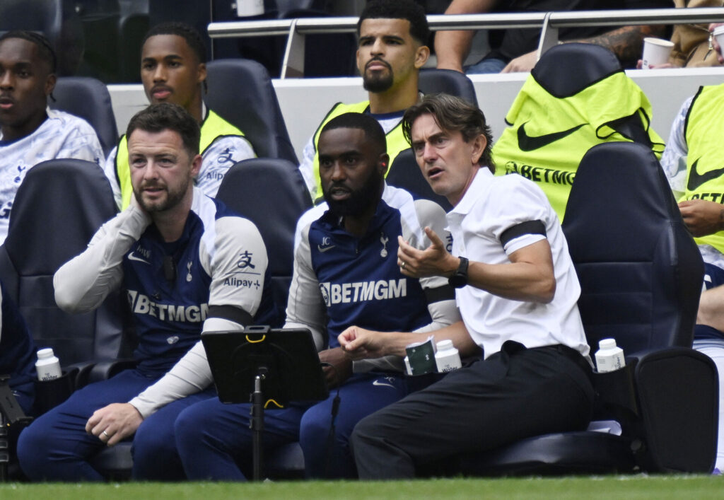 Thomas Frank med sine assistenttrænere