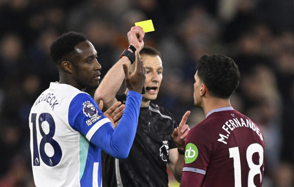 Welbeck og Fernandes får gult kort