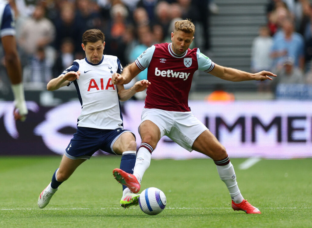 Niclas Füllkrug og Ben Davies i duel.