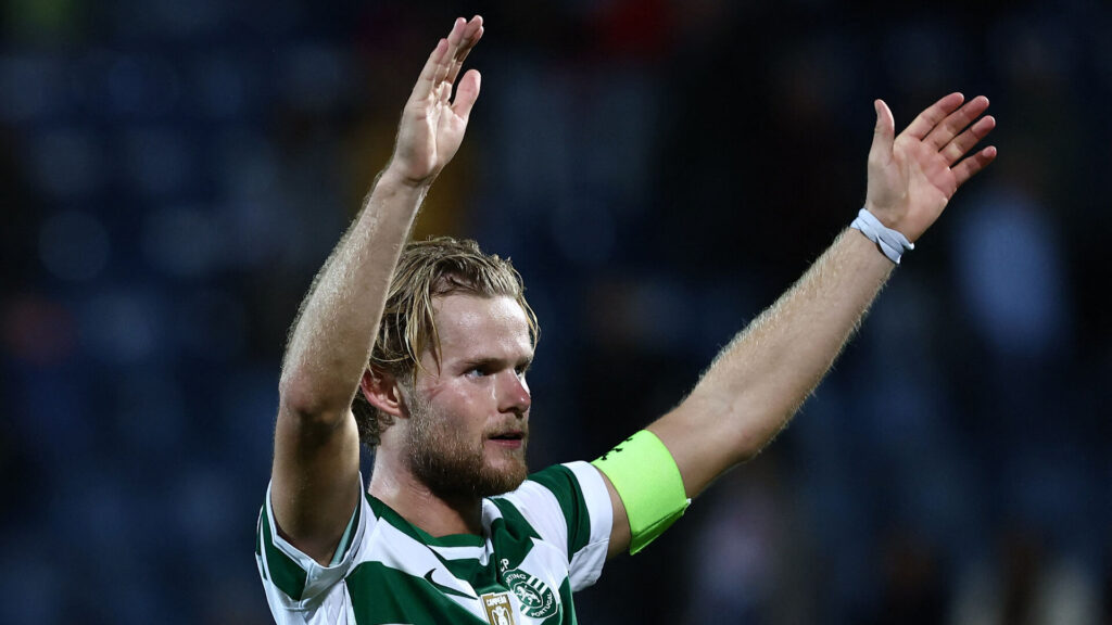 Morten Hjulmand rækker hænderne i vejret