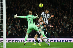 Ayunga scorer på Kasper Schmeichel.