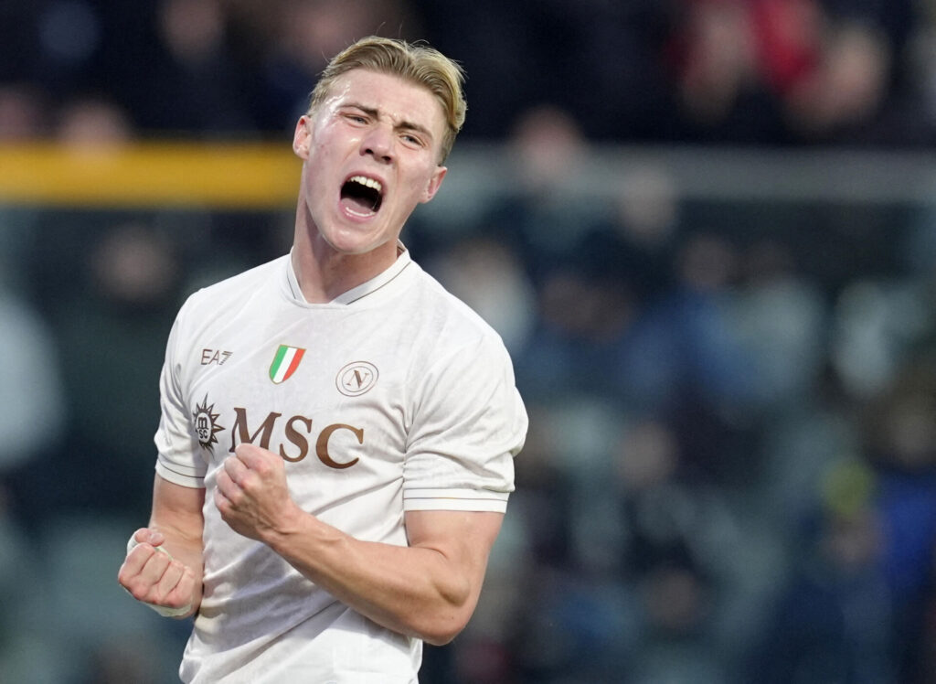 Rasmus Højlund fejrer en scoring for Napoli