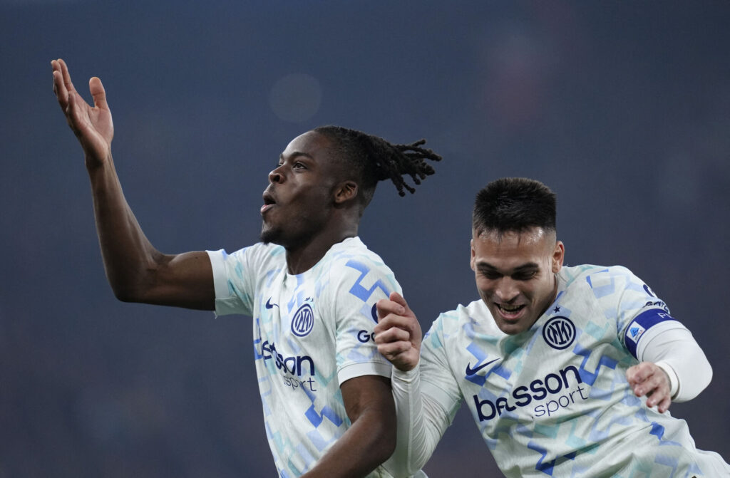 Yann Bisseck jubler sammen med Lautaro Martinez.