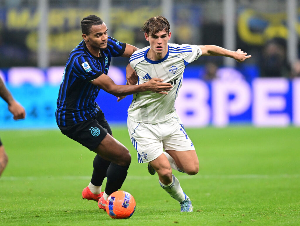 Nico Paz dribler forbi Manuel Akanji.