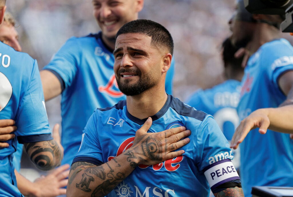 Lorenzo Insigne græder og tager sig til brystet.