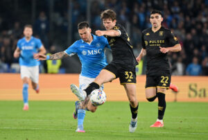 Morten Frendrup i en duel mod Napoli.