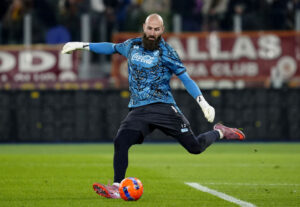 Vanja Milinkovic-Savic sparker til bolden under en opvarmning for Napoli