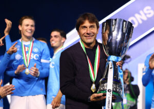 Antonio Conte med Super COppa Italiana-trofæet