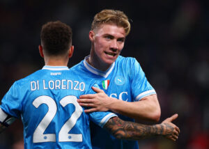 Rasmus Højlund fejrer en scoring for Napoli med Giovanni Di Lorenzo