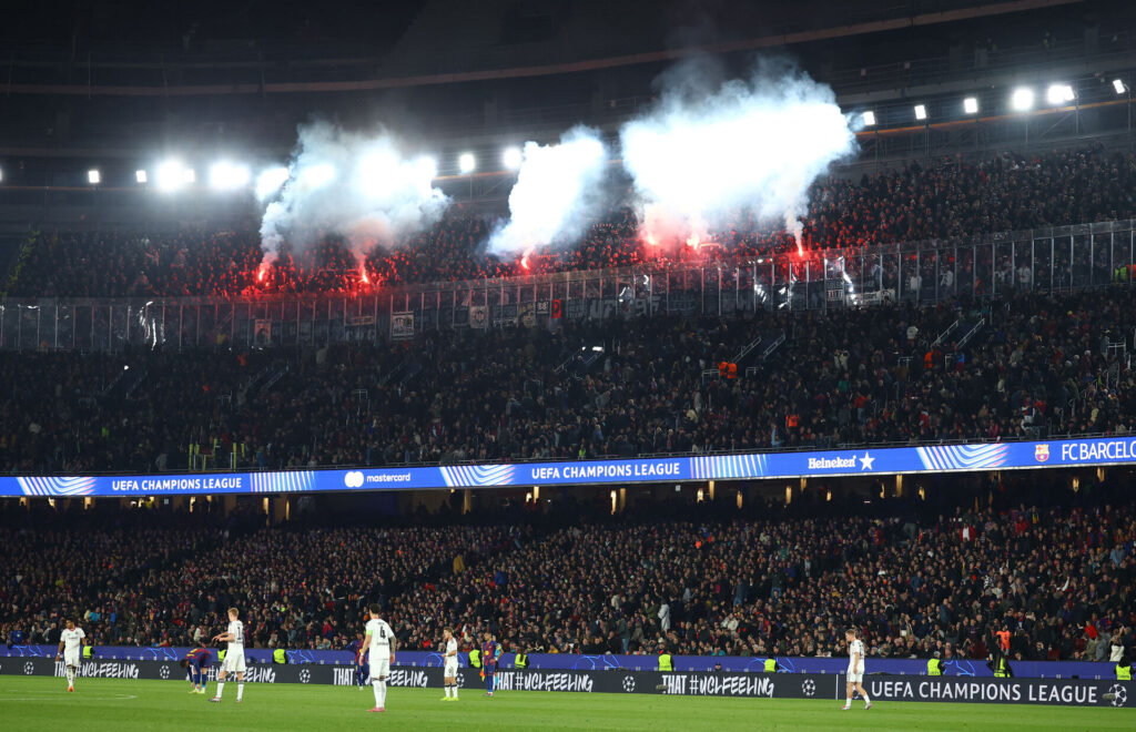 Frankfurt-fans antænder pyroteknik