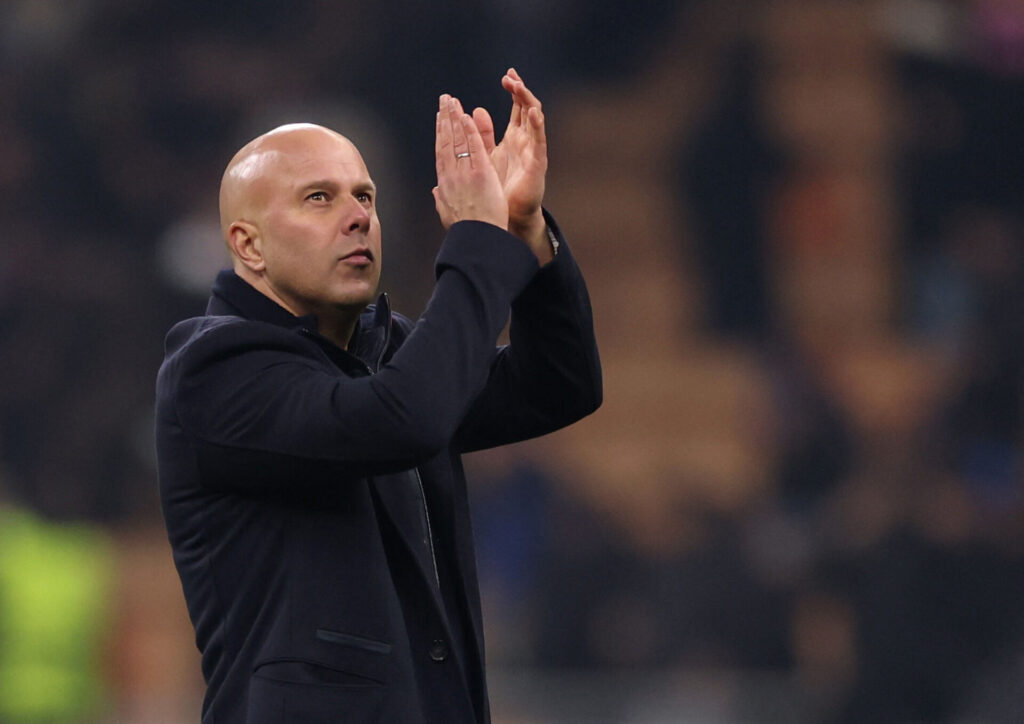 Arne Slot klapper ud mod Liverpools fans.