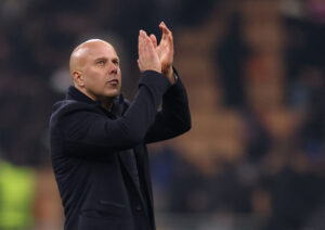 Arne Slot klapper ud mod Liverpools fans.