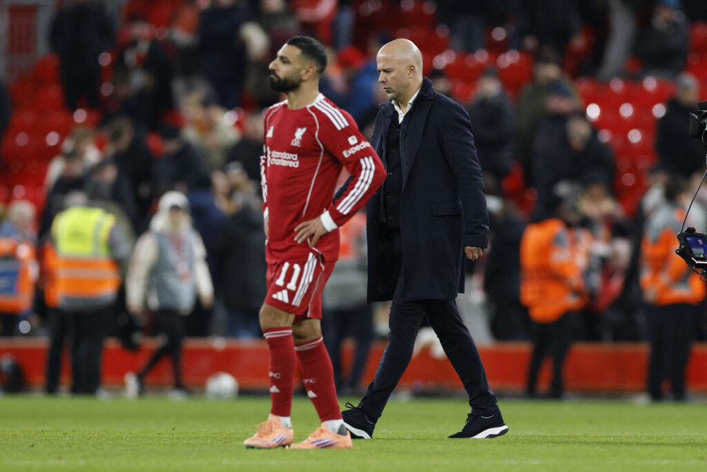 Mohamed Salah går, mens Arne Slot er i baggrunden