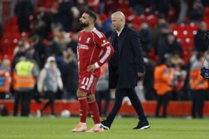 Mohamed Salah går, mens Arne Slot er i baggrunden