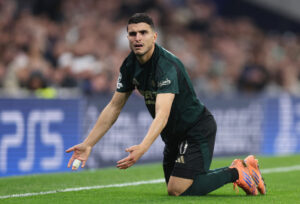 Mohamed Elyounoussi sidder på knæene