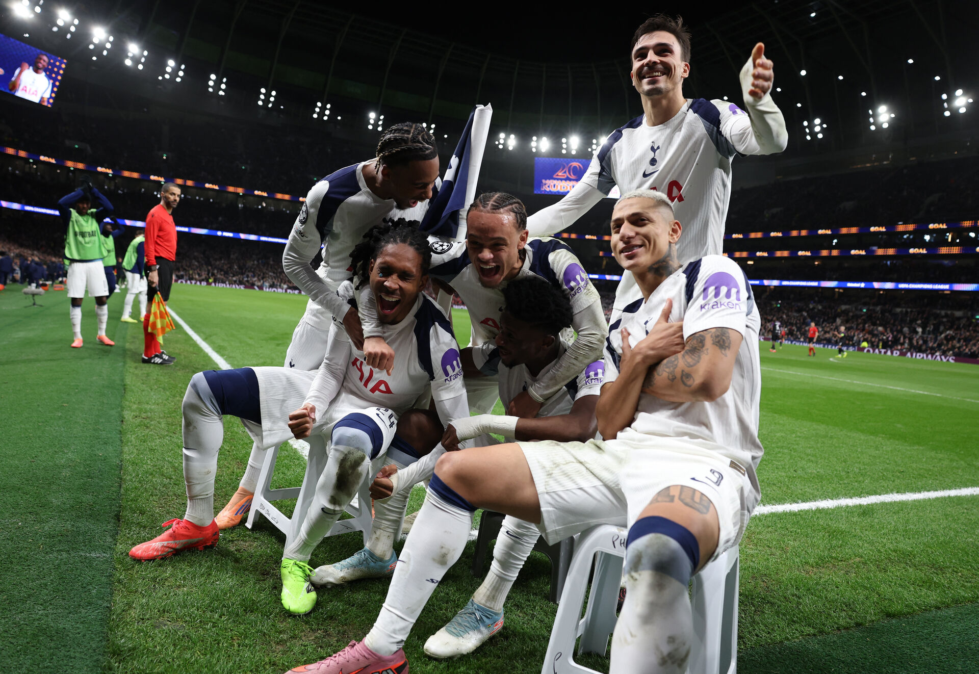 Komisk selvmål: Frank og Spurs dukker Slavia Prag foto