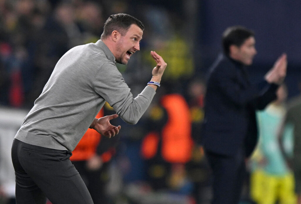 Jacob Neestrup dirigerer sine spillere.