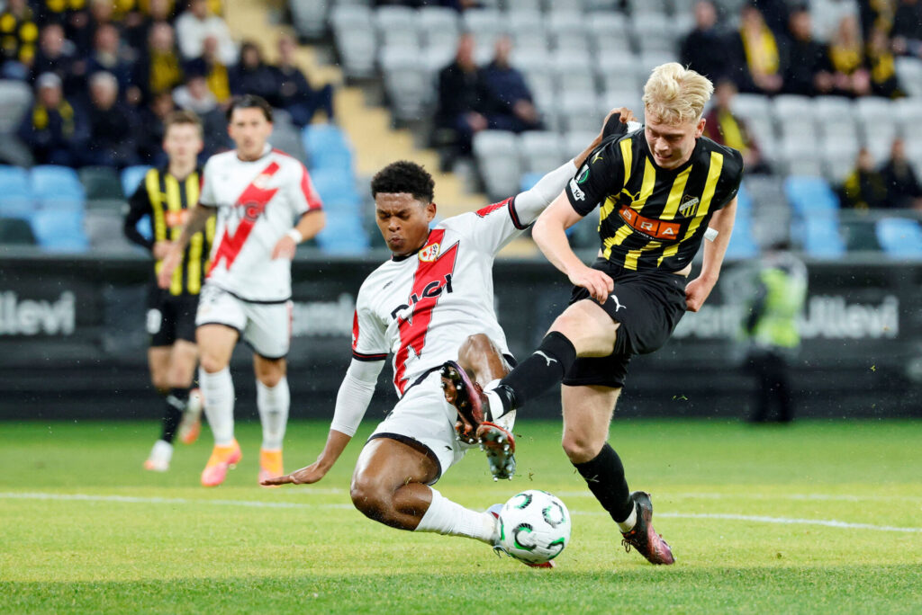 Isak Brusberg i færd med en afslutning.