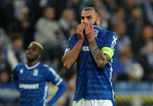 Mikael Ishak har trøjen foran munden.