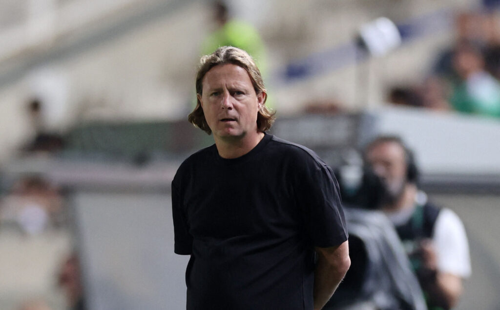 Bo Henriksen med armene bag ryggen