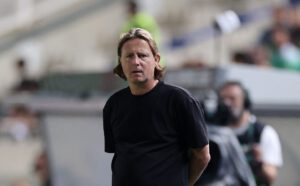 Bo Henriksen med armene bag ryggen