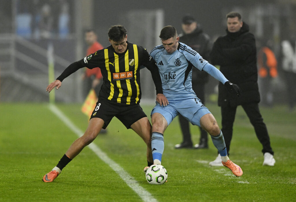 Silas Andersen i kamp om bolden.