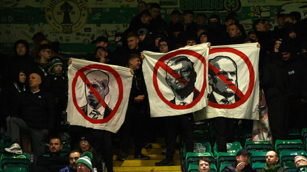Celtic-fans med banner mod bestyrelsen