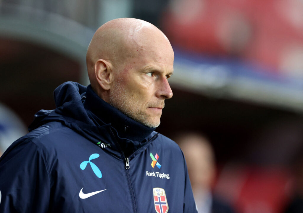 Ståle Solbakken på sidelinjen til en norsk landskamp.