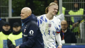 Ståle Solbakken og Erling Haaland går fobi hinanden og smiler.