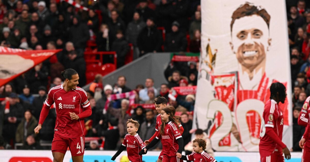 Smuk hyldest: Jotas børn følger van Dijk på banen Foto: Oli Scarff/AFP/Ritzau Scanpix