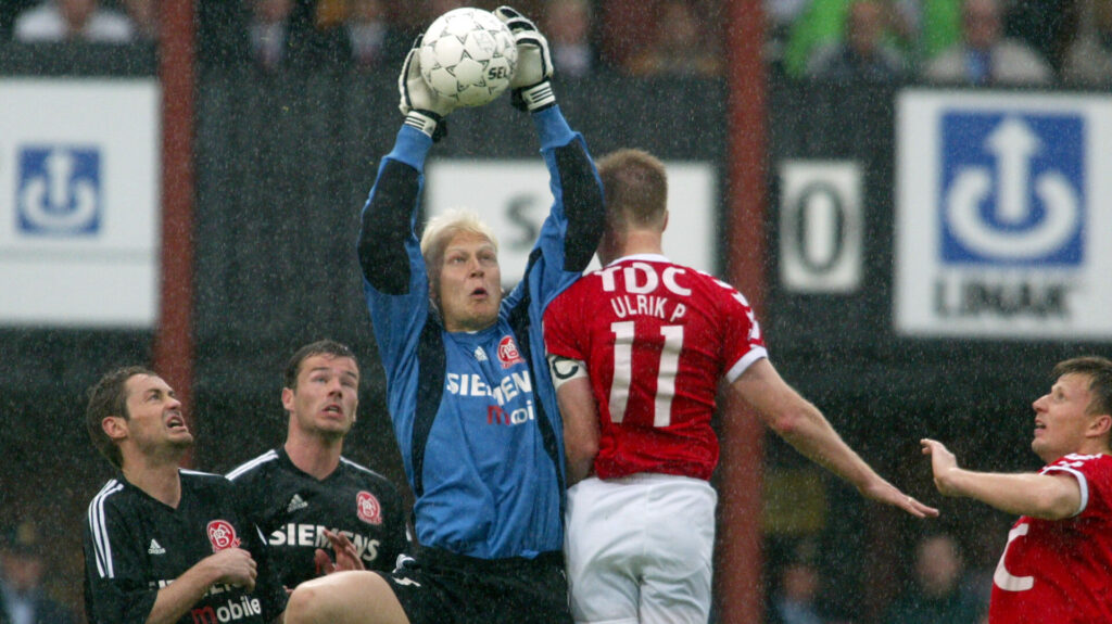 Jimmy Nielsen griber et indlæg som AaB-målmand.