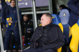 Steve Cooper sidder på trænerbænken.