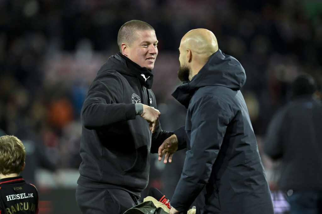 Mike Tullberg og Kristian Bach Bak i en high-five.