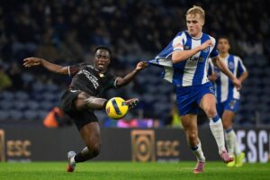 Victor Froholdt i duel for FC Porto